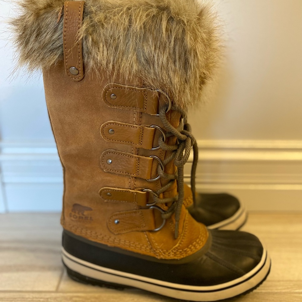 Sorel Joan of Artic. Worn once. Excellent condition. Size 8